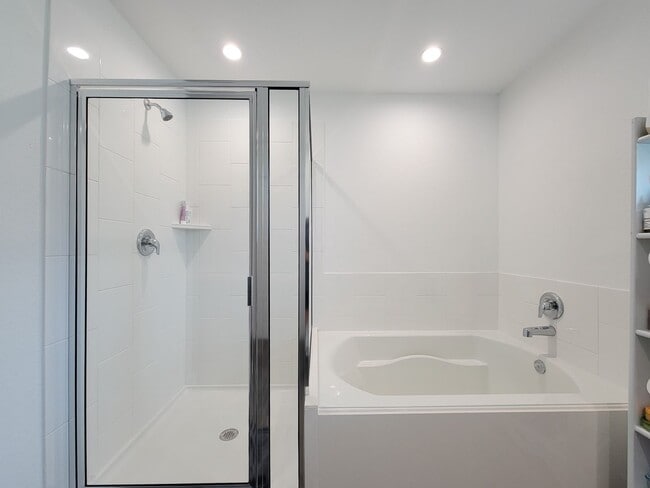 Building Photo - This stunning 4-bedroom, 2-bathroom Rosharon lease features modern upgrades, an open-concept layo...