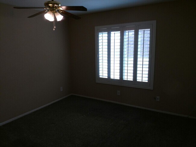 Building Photo - Henderson 4 Bedroom