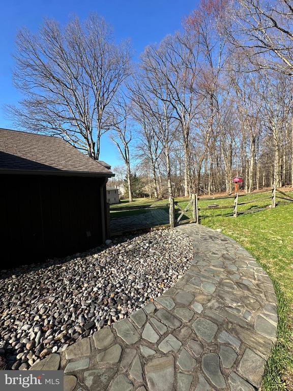 Building Photo - 5995 Lower York Rd