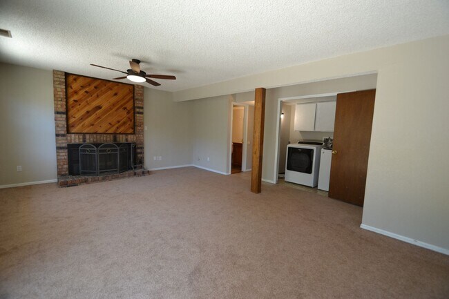 Building Photo - Westside 4 Bedroom with AC!