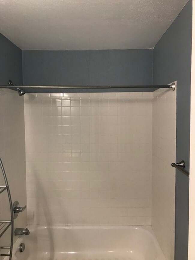 Building Photo - Bright & Beautiful Top Floor 2-bedroom 1 Bath Across Berkeley Park Lake