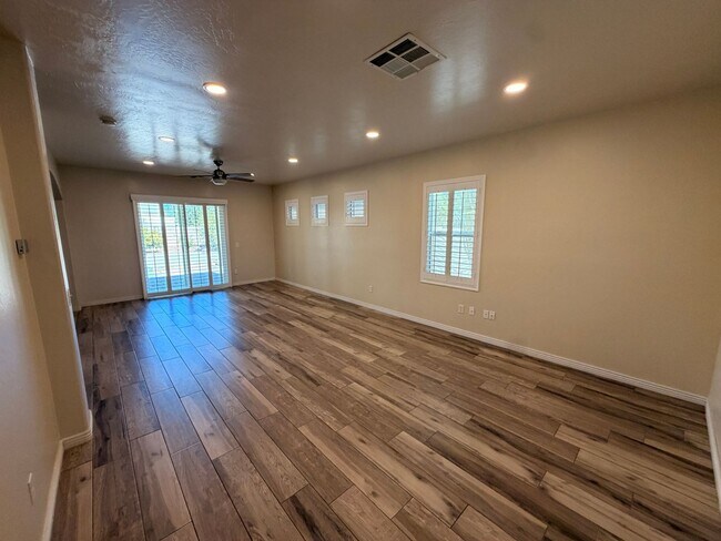 Building Photo - 12014 W Hopi St
