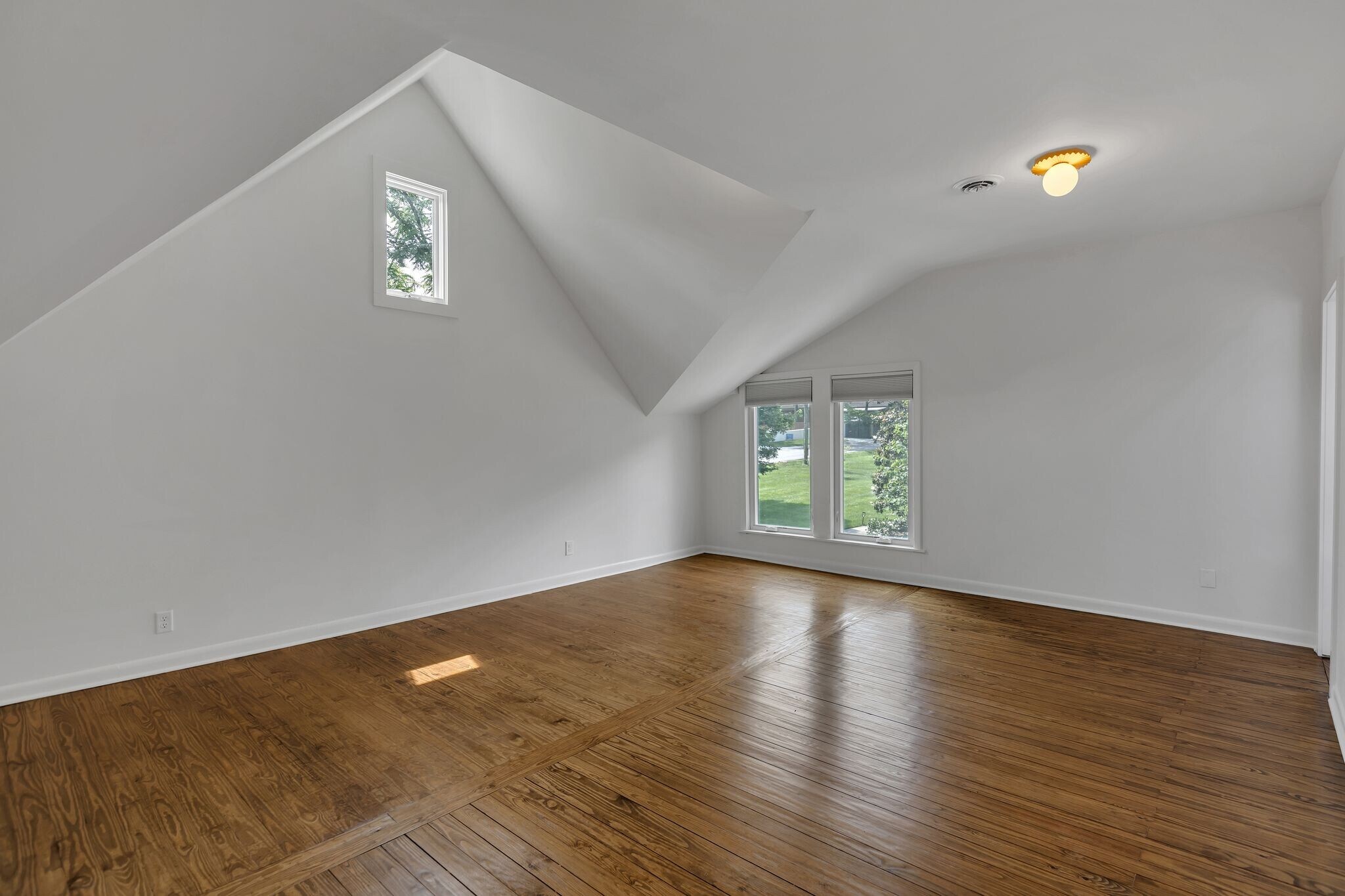 Large primary bedroom with great light. - 921 Wilson Blvd
