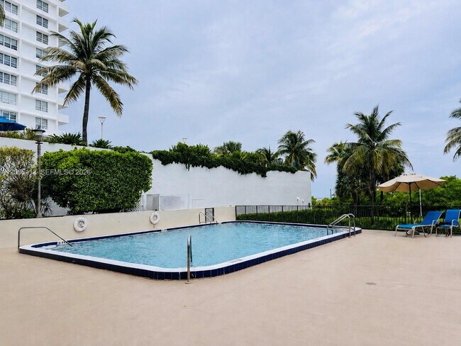 Building Photo - 1621 Collins Ave