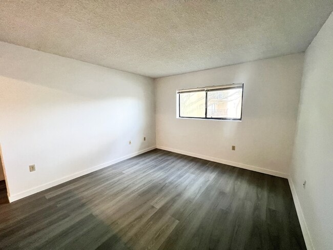 Building Photo - 350 Palm Cir W