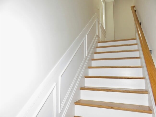 Building Photo - 32 Gale St