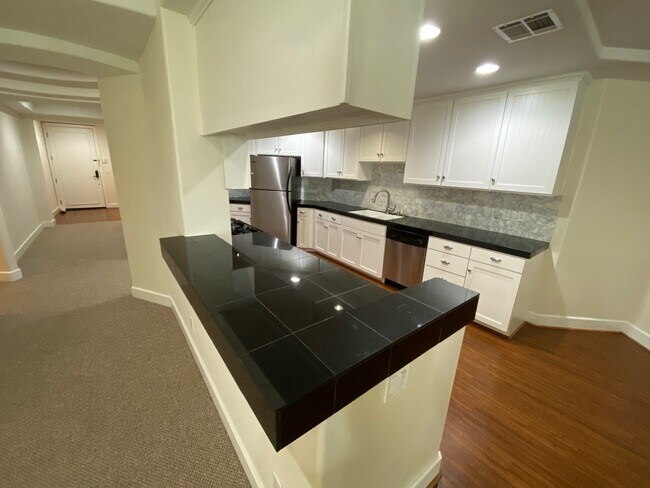 Building Photo - 11611 Montana Avenue, Unit 205