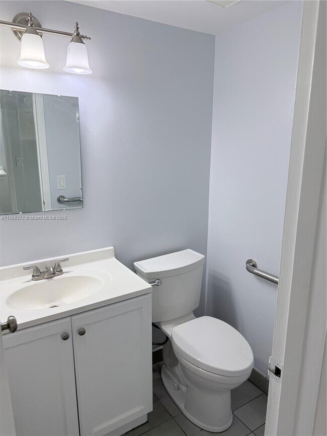 Building Photo - 1072 Cornwall D