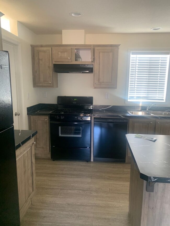Building Photo - Central Paradise Location Brand Newer3 bed...