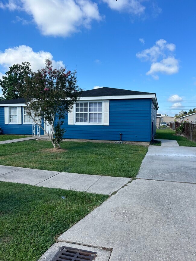 Building Photo - 2412 Rose Dr
