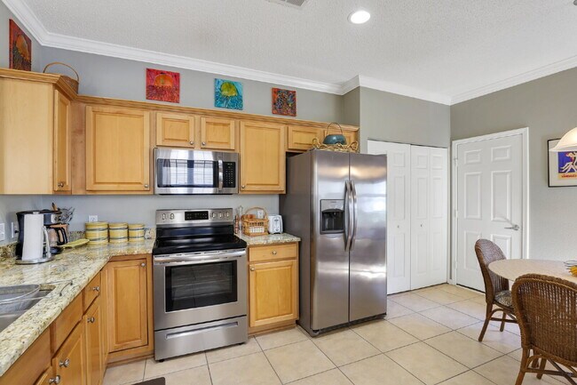 Building Photo - Charming 2-Bedroom, Plus Den Home with 2 F...