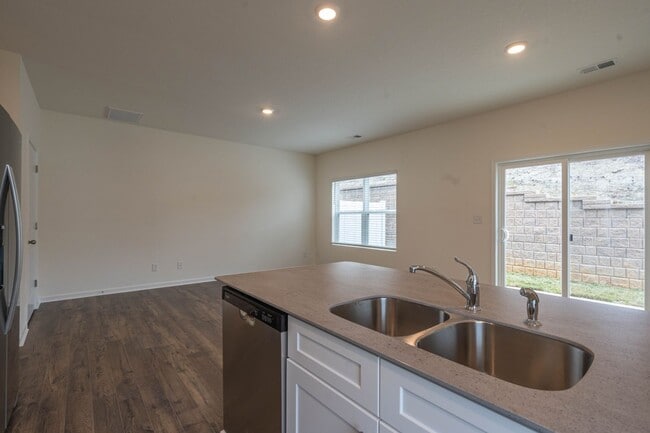 Building Photo - Beautiful newly constructed 3 bed and 2.5 bath townhouse with garage in the heart of jonesborough.