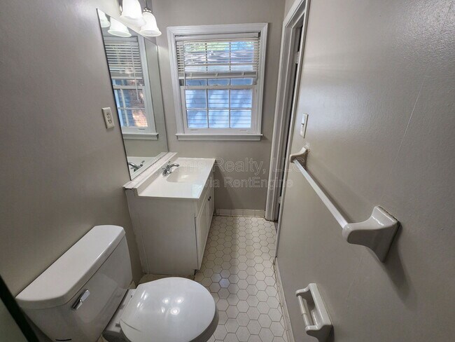 Building Photo - 2506 Windmere Dr NW