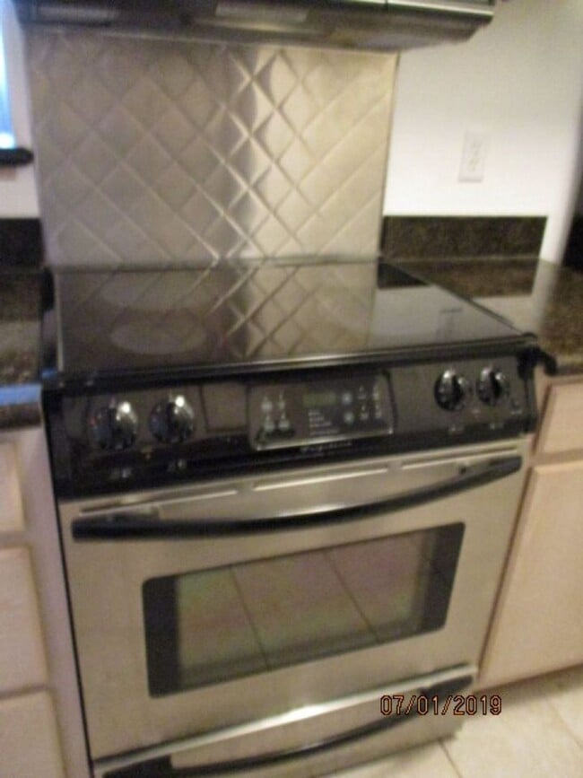 Building Photo - BEAUTIFUL  1 BED 1 BATH CONDO MINUTES FROM...