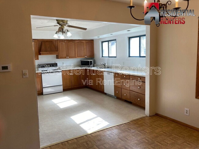 Building Photo - 257 S Regis Rd