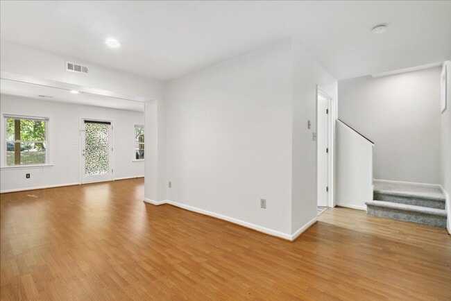 Building Photo - Bright 2 Bedroom Townhome in Williamsburg VA with Finished Lower Level & Private Balcony