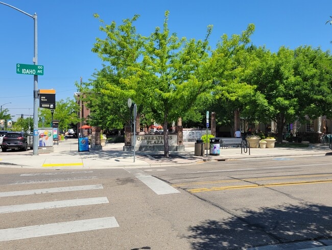 Building Photo - 804 W 7th St