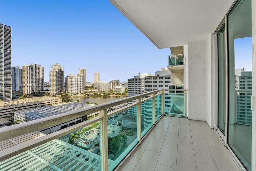 Building Photo - 950 Brickell Bay Dr