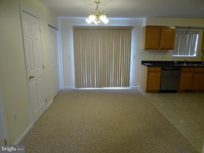 Building Photo - 10 Fairview Ave