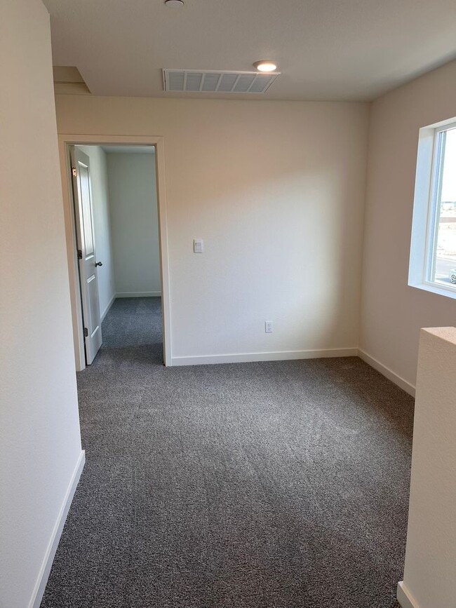 Building Photo - SOLAR SMART HOME IN WEST ROSEVILLE!