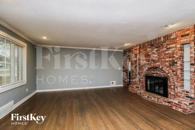 Building Photo - 705 NE Shady Ln Dr