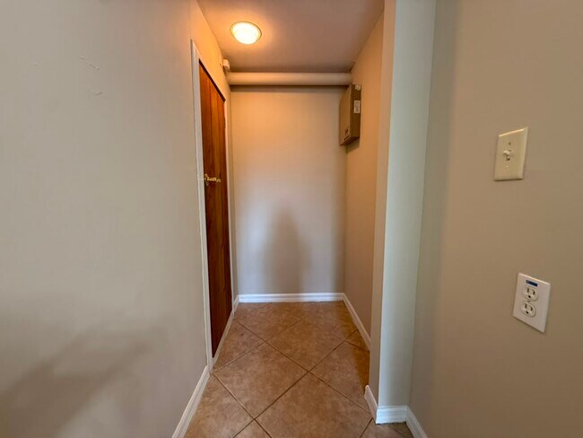 Building Photo - 3629 Pine Oak Cir