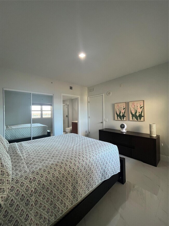 Building Photo - 2650 Lake Shore Dr