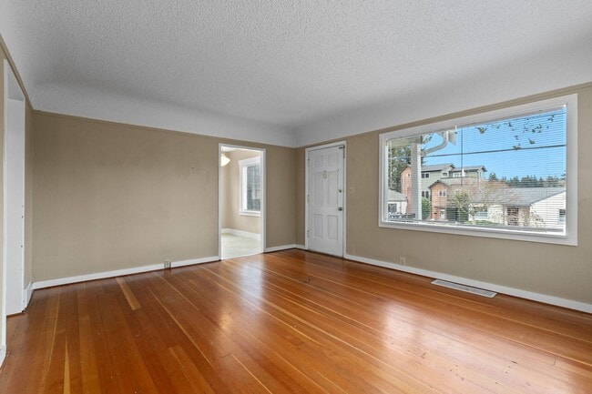 Building Photo - 3bd/1.75ba Seattle Home