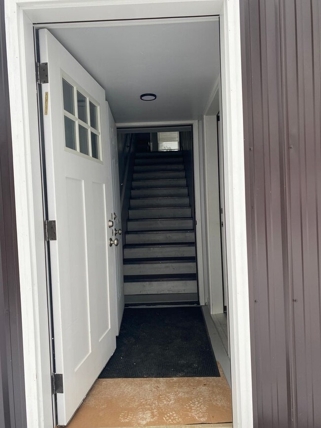 Building Photo - Custom Built Upstairs Private Apartment in...
