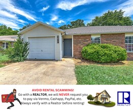 Building Photo - "Homey 3-Bed Townhouse on North Boxley Ave...