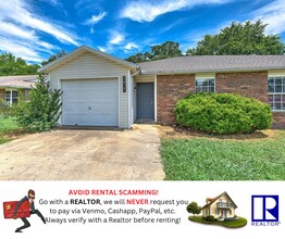Building Photo - "Homey 3-Bed Townhouse on North Boxley Ave...