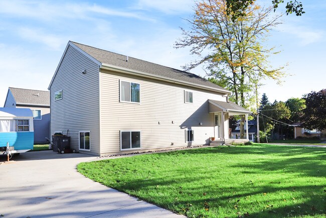 Building Photo - 935 Calvary Ave NW