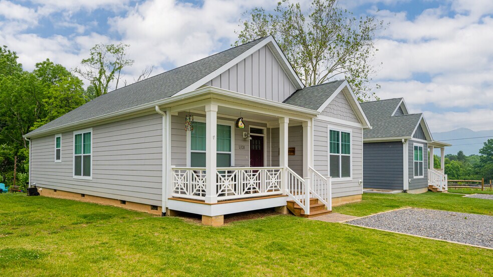 Building Photo - 1208 Seven Sisters Ln
