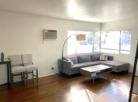 Building Photo - 916 N Sweetzer Ave