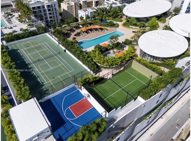 Building Photo - 700 NE 24th St