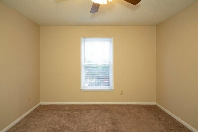 Building Photo - Campus Courtyard at Glenn #12