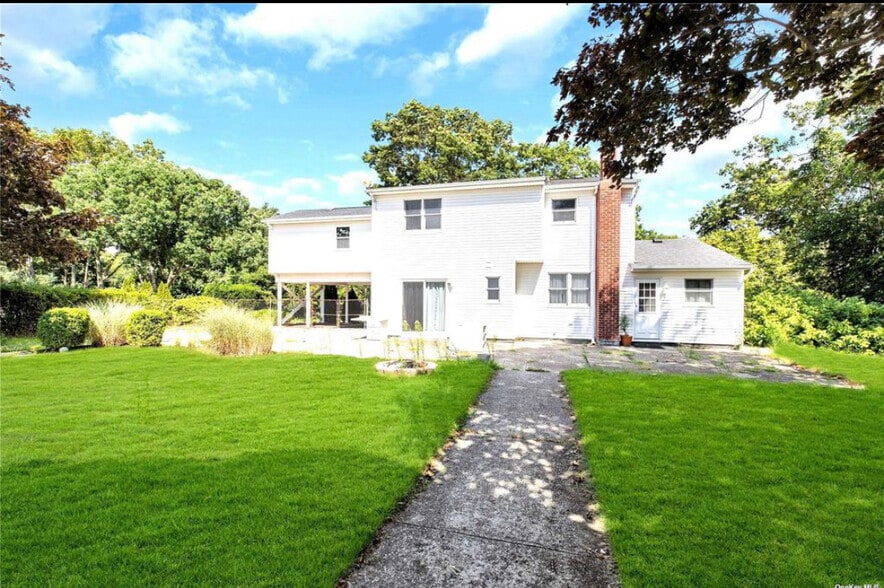 Building Photo - 370 Blue Point Rd