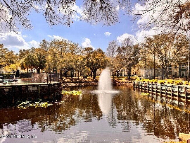 Building Photo - 13703 Richmond Park Dr N