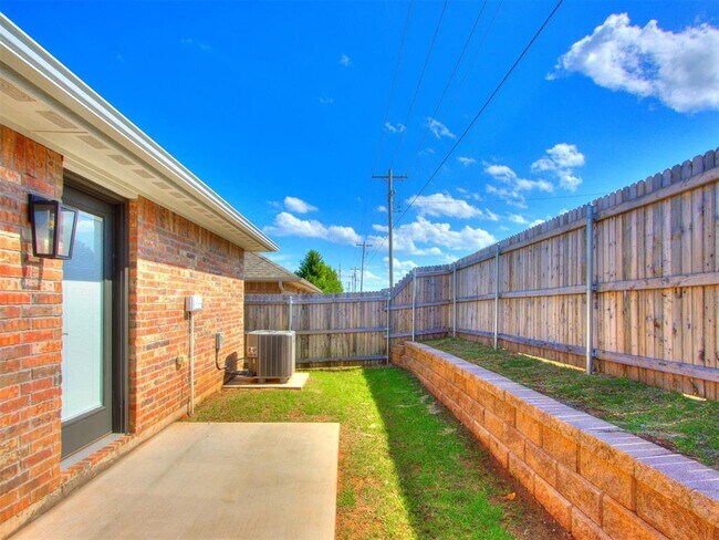 Building Photo - 621 Maleah Pl