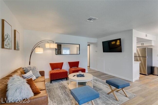 Building Photo - Gorgeous, fully-renovated and furnished co...