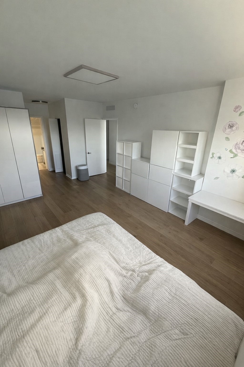 Building Photo - 300 Bayview Dr