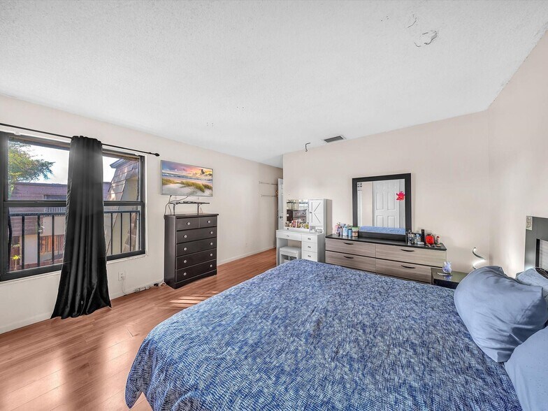 Building Photo - 2496 NW 99th Ave