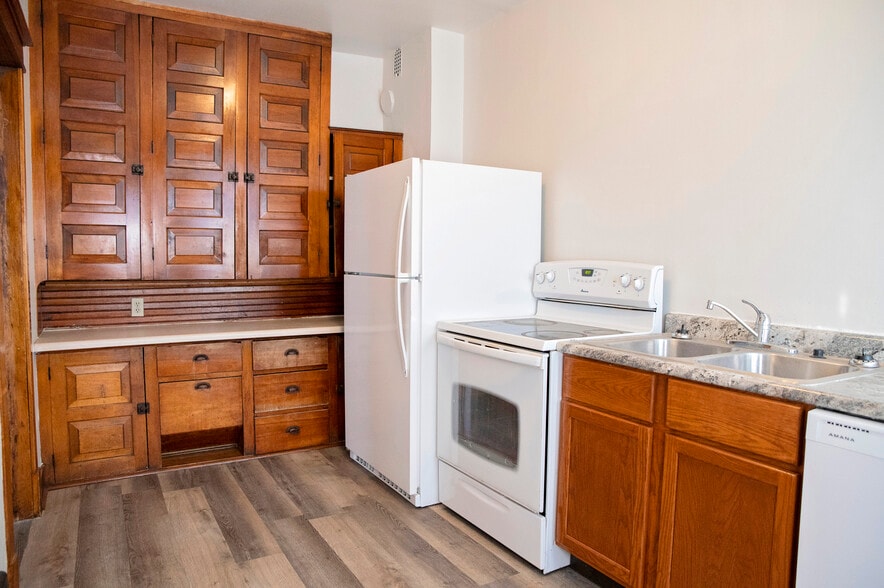 Building Photo - 609 5th Ave