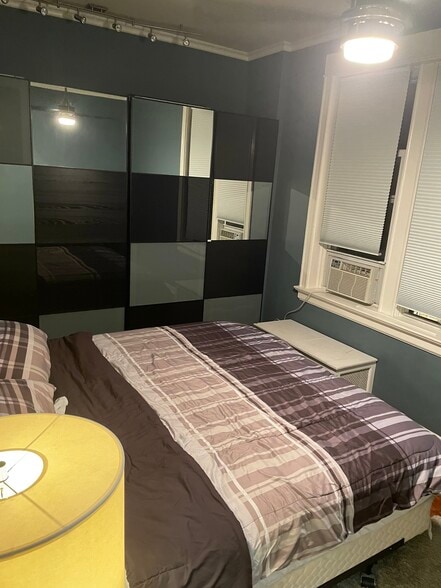 Bedroom (Primary) - 1320 W Carmen Ave