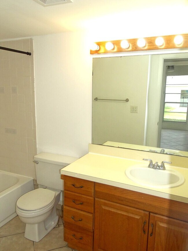 Building Photo - 1/1 condo in the heart of Clearwater - Mov...