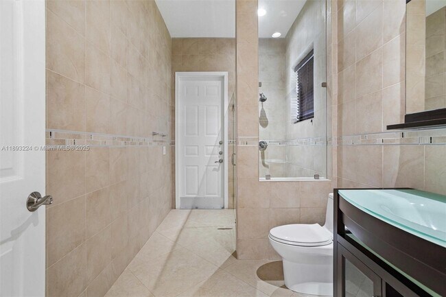 Building Photo - 926 Marina Dr