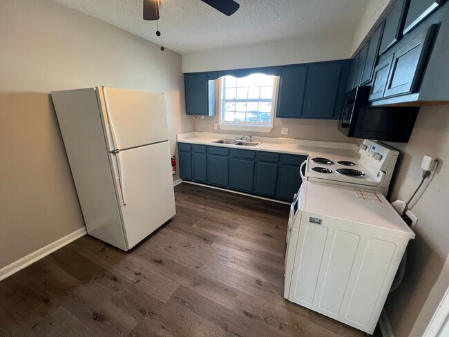 Building Photo - Reduced Pricing!