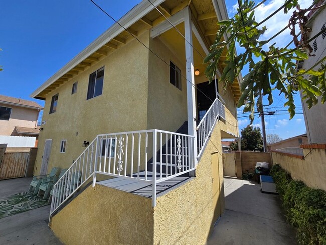 Building Photo - 524 W Greenwood Ave