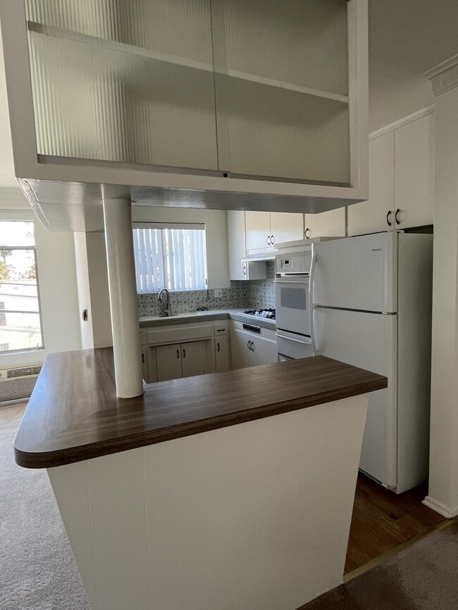 Building Photo - 426 S Rexford Dr