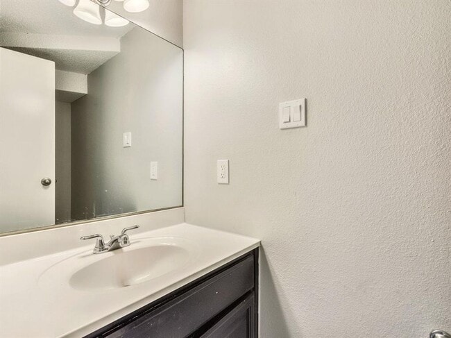 Building Photo - Charming 2 Bedroom, 1.5 Bathroom Home with...